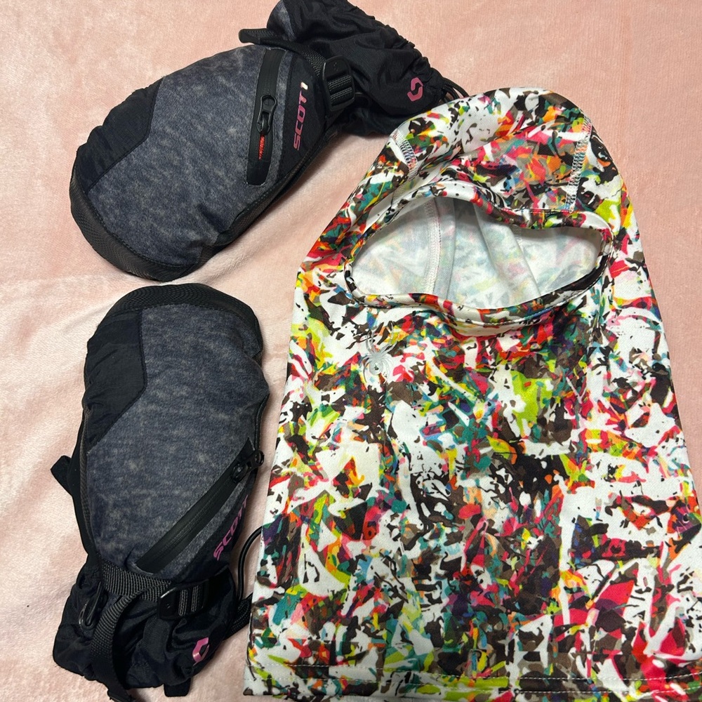 Spyder Multicolor Kids face covering and Black Mittens